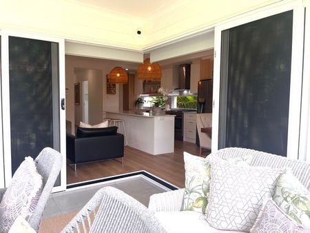 Stunning Family Home With Bay Peaks! - Photo 2
