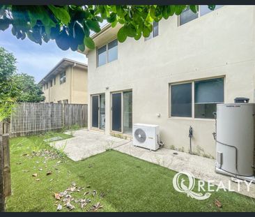 🏡 Low Maintenance Contemporary Home In Great Location - Photo 3