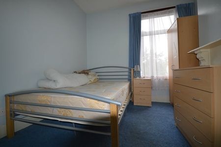 3 Bed Flat, Shelley Avenue, E12 - Photo 2