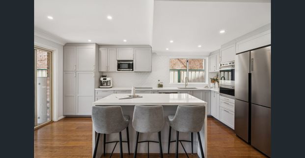 Rear north home enviably neighbouring a golf course - Photo 1