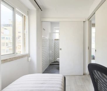 Room in a shared 6-bedroom apartment for rent in Lisbon, professionals only - Foto 2