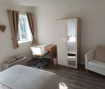 Room in a Shared House, Dempsey Close, SO19 - Photo 4