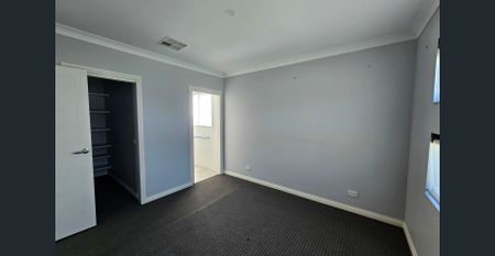 Beautifully presented - Photo 5