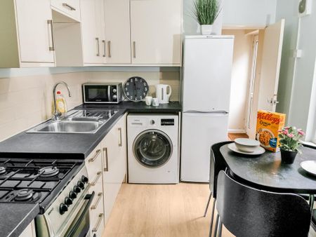 4 bedroom semi-detached house to rent - Photo 5