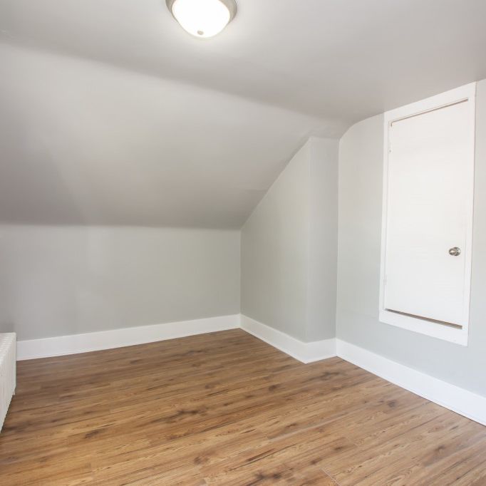 ** ALL INCLUSIVE ** 2 Bedroom Main Unit in Welland!! - Photo 1