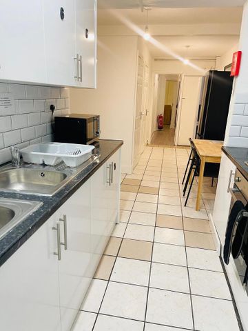 1 bedroom in a house share to rent - Photo 2