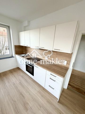 Erstbezug nach Renovierung! 2 Zimmer + Wohnküche + Bad mit Einbauküche - Photo 2