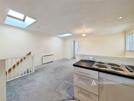 1 bedroom coach house to rent - Photo 2