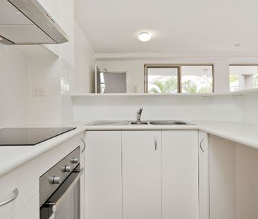 FULLY FURNISHED Two-bedroom modern apartment in ideal Herston locat... - Photo 3