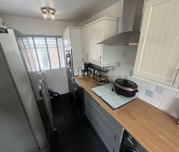 4 bedroom end of terrace house to rent - Photo 6