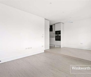 Arcadia Avenue, London, N3 - Photo 1