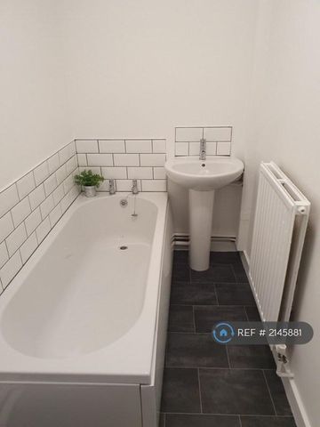 3 bedroom end of terrace house to rent - Photo 4