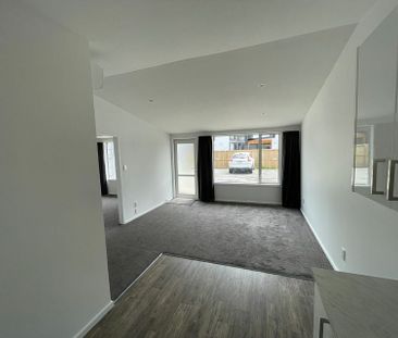 Spacious & fully renovated 2 bedroom 300m from CBD - Photo 6