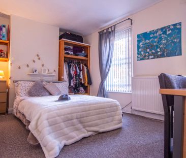 Homely 3 bed on Rhymney Street - Photo 2