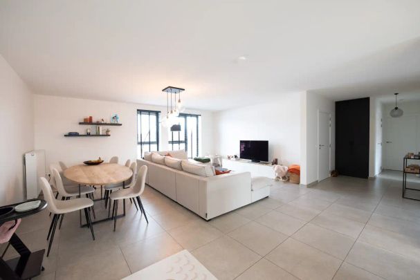 Topper! Ruim 3 gevel-appartement van 118 m² met ruim terras van 21,5 m² en parkeerplaats te Sint-Eloois-Vijve - Photo 1