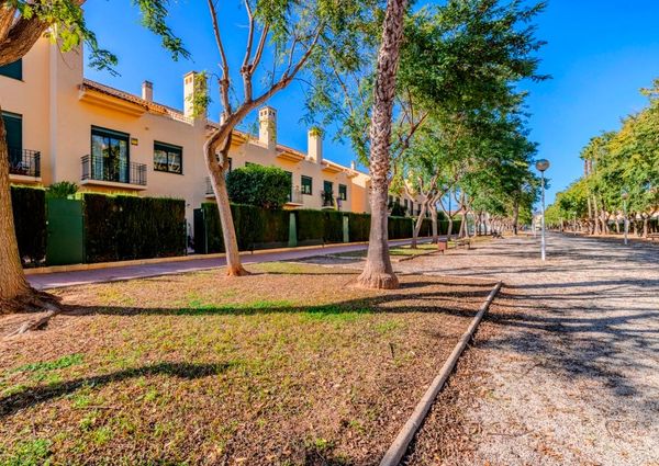 FOR RENT: SPACIOUS AND ELEGANT 4-BEDROOM BUNGALOW FOR LONG TERM