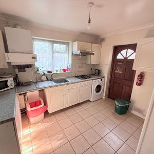 Old Oak Common Lane, London, W3 7DN - Photo 2