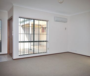 SPACIOUS 3 BEDROOM COURTYARD HOME. 2 LIVING AREAS. UNFURNISHED. - Photo 3