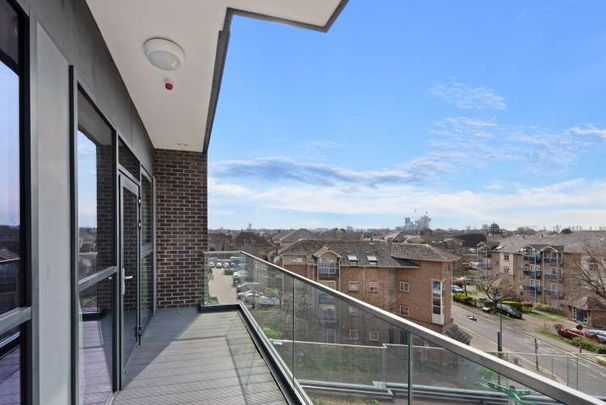 Modern 2-Bedroom, 2-Bathroom With En-suite Apartment in Wembley Central – - Photo 1