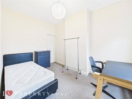 4 bedroom terraced house to rent - Photo 5