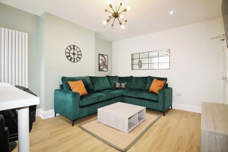 BILLS INCLUDED -Cardigan Road, Hyde Park, Leeds, LS6 - Photo 2