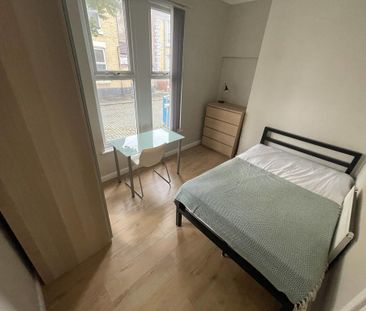4 bedroom end of terrace house to rent - Photo 4