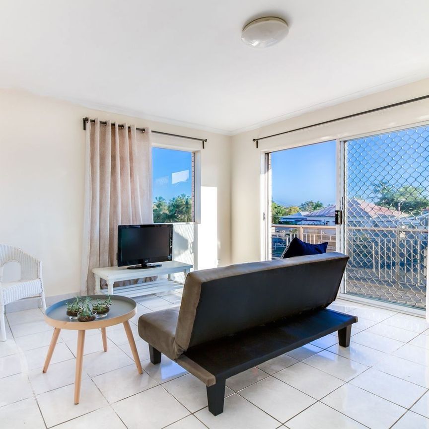 Spacious Well-Presented Apartment! - Photo 1