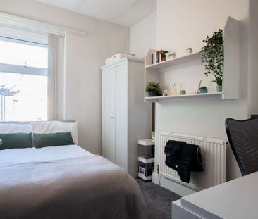 Complete with stylish loft conversion - Photo 3