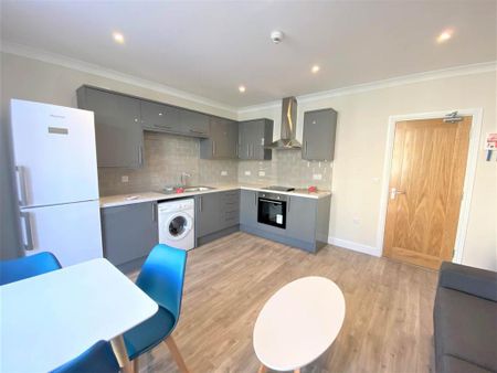 3 bedroom flat to rent - Photo 2