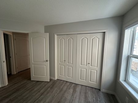 SMALL PET FRIENDLY HOME in Lacombe! 3 bed, 2 bath Triplex - Photo 5