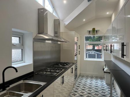 1 bedroom in a house share to rent - Photo 2