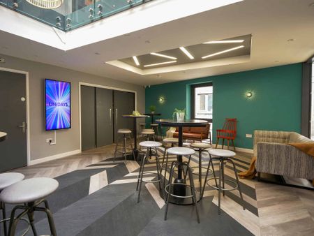 Classic 4 Bed Apartment - Photo 5