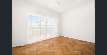 🏡 **Luxury 4-Bedroom Residence in East Toowoomba** - Photo 3