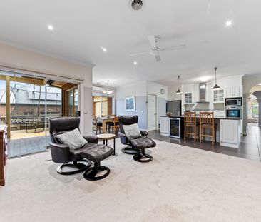 17 Pioneers Crescent, Pakenham VIC 3810 - House For Rent | Domain - Photo 3