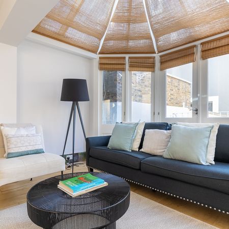 A stunning three bedroom family home located in the heart of Knightsbridge moments away from Hyde Park and the wonderful amenities that the area has to offer. - Photo 3