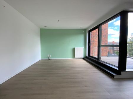 Hedendaags 2 slpk appartement met lift, terras en parking - Photo 5