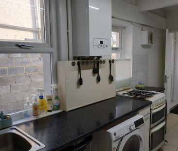 1 bedroom in a house share to rent - Photo 2