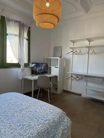 Calle del Hospital, Valencia, Valencian Community 46001 - Photo 3