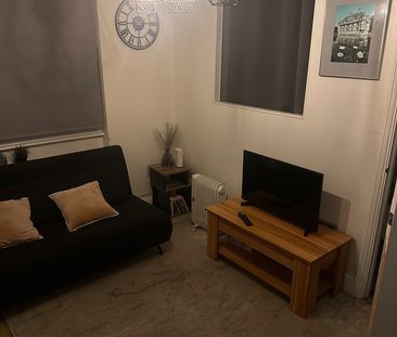 1 Bed Flat, Castletown Road, W14 - Photo 2