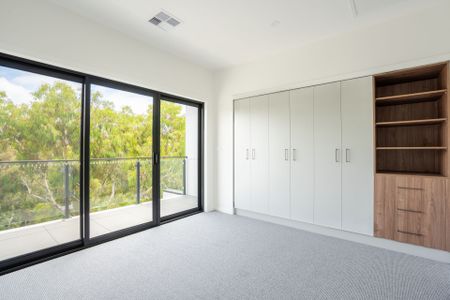 A Stunning Three-Bedroom Residence Designed for Modern Living - Photo 5