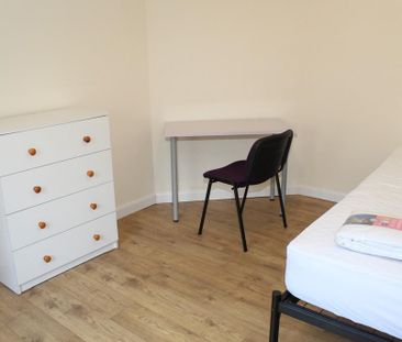 4 bedroom terraced house to rent - Photo 6