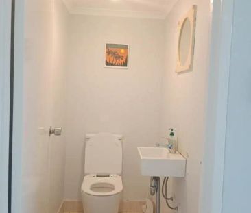 “Family-Friendly Townhouse in a Central Location!!” - Photo 4