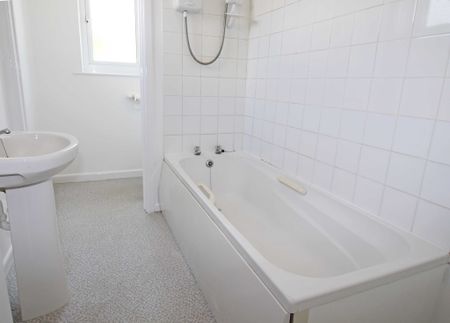 1 bedroom Upper Floor Flat flat to rent - Photo 5