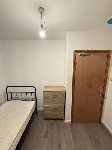 Room in a Shared Flat, Mildura Court, N8 - Photo 4