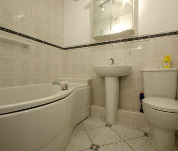 2 bedroom ground floor flat to rent - Photo 4