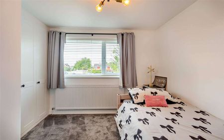 Exceptional five bedroom family home with garden & parking - Photo 5