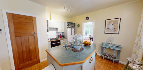 St Johns Hill - 3 Bedrooms - Photo 2
