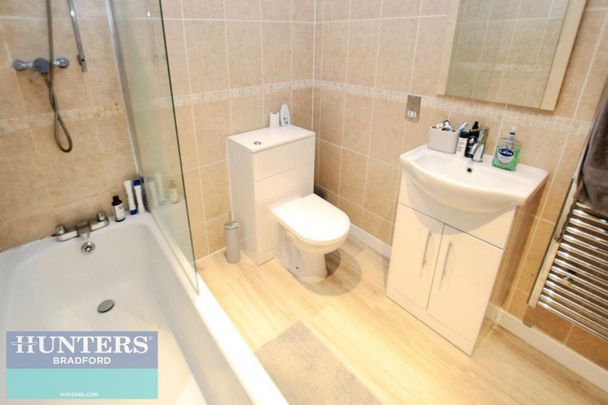 2 bedroom Flat To Let - Photo 1