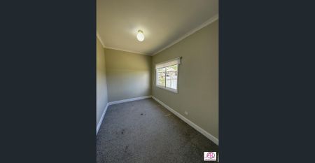 Cozy Cottage - Walking distance to town - Photo 4