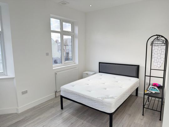 Studio Flat, Hill House Road, SW16 - Photo 1